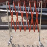 Barierka składana nożycowa harmonijkowa | zapora drogowa, biało-czerwona - Roboty prowadzone w poboczu i w pasie dzielącym